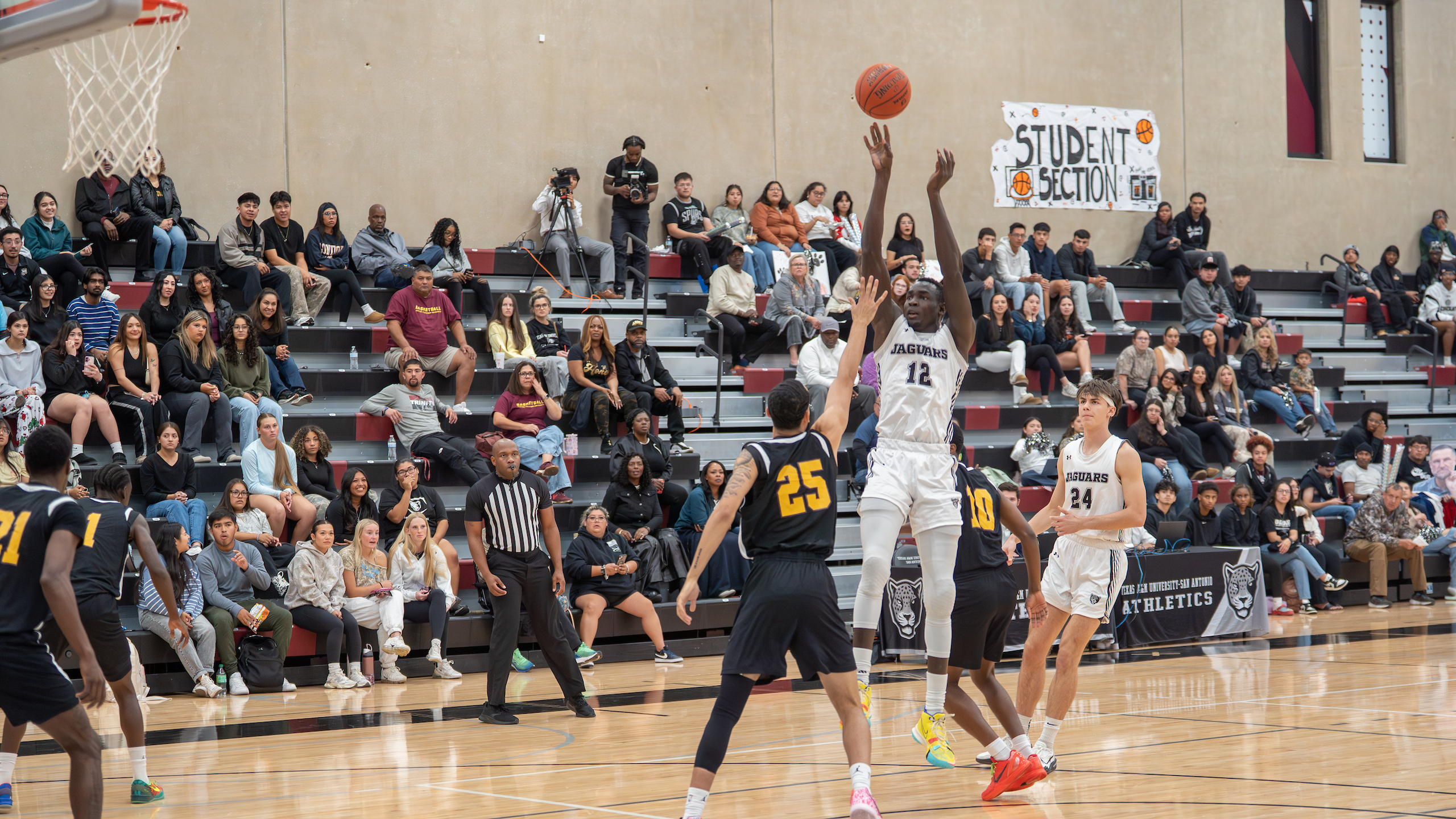 Gabriel Til shooting a three pointer.